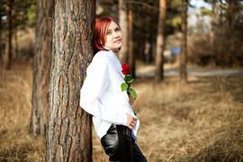 Девушка в рубашке на фоне леса