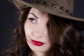 Девушка-ковбой с темными волосами