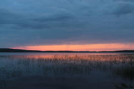 Закат на озере