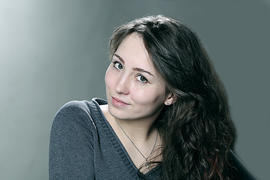 Портрет девушки-брюнетки