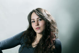 Девушка-брюнетка с длинными волосами