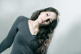 Девушка брюнетка в кофте