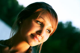 Лицо девушки, освещенное закатом