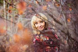 Девушка в осеннем лесу