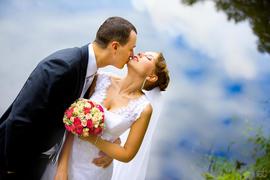 Чувственный поцелуй молодоженов 