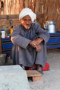 Пожилой мужчина-араб, бедуин, сидит в шалаше. Египет