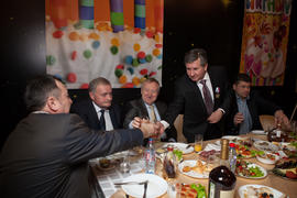 Мужчины в костюмах на мероприятии