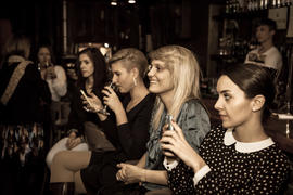 Девушки сидят в зале