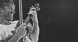 Айги играет