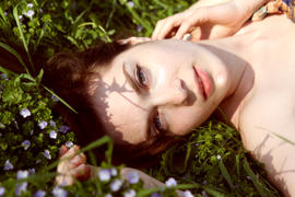 Девушка на траве