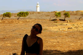 Девушка на фоне деревьев