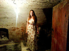 Девушка в погребе