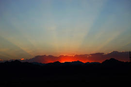 Восход солнца из-за линии гор