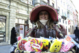 Радостная девушка в шляпе