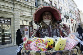 Радостная девушка в шляпе 