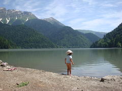 ребенок и горное озеро