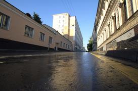 Дорога где-то в центре Москвы, нижний ракурс