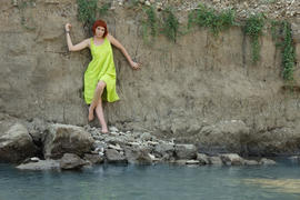 Девушка в жёлтом платье