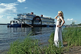 Девушка на берегу