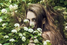 Портрет красивой девушки в цветах