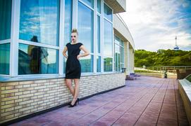 Портрет красивой девушки у окна