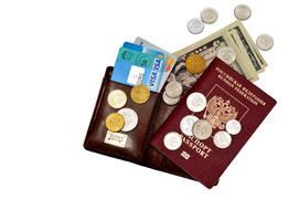 Паспорта, кредитная карта и наличные деньги.