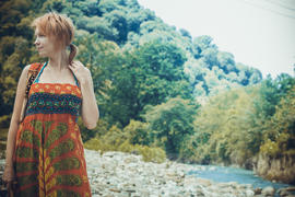 Девушка в платье на фоне леса