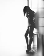 Обнажённая девушка чб фото