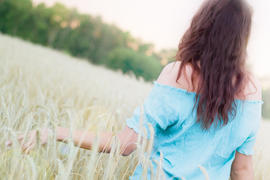 Девушка на пшеничном поле