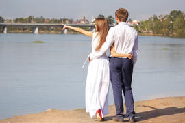 Мужчина и девушка на берегу озера