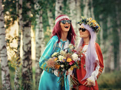 Две ярких девушки в лесу