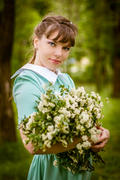 Девушка с букетом лесу