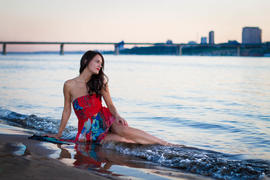 Девушка на берегу у воды