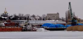 Корабли на пристани зимой 