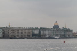 Панорамный вид на архитектуру города. Вид с реки 