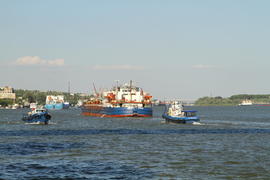 Буксиры с баржей на реке 