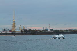 Панорамный вид на архитектуру города. Вид с реки 