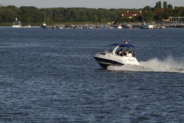 Катер на море 