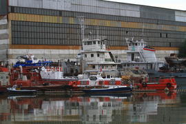 Суда причальные у дока 