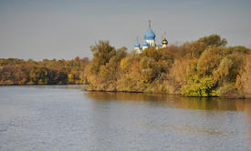 Вид на купола Николо-Перервинского монастыря с реки, Москва, Россия