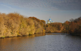 Вид на купола Николо-Перервинского монастыря с реки, Усадьба Коломенское, Москва, Россия