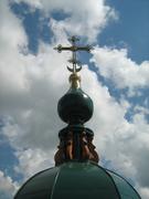 Крест на куполе храма