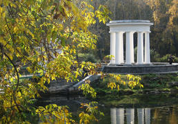 Ротонда осенью