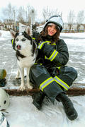 Девушка в костюме пожарного с собакой породы Хаски