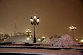 Сугробы возле Кремля