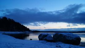 Снежный вечер на берегу