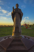Святой Николай. Статуя на фоне заката