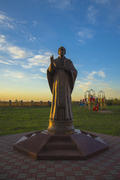 Святой Николай. Статуя на фоне заката
