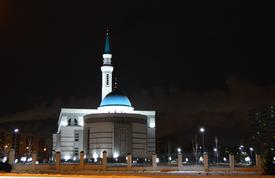 Казань. Мечеть "Ярдэм" освещений ночными огнями. 