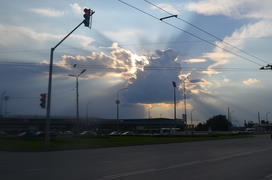 Голубые облака освещенные лучами солнца над городом 